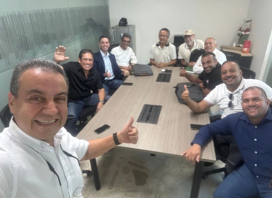Recursos Corporativos advisory team in a client meeting