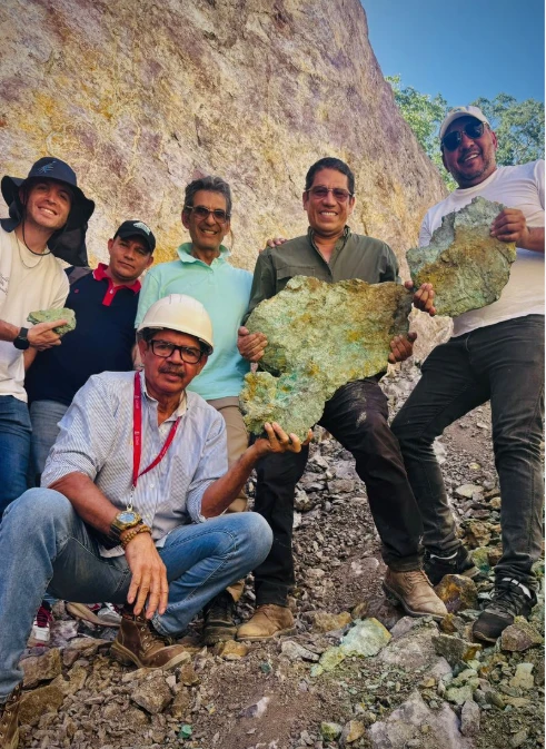 Recursos Corporativos team on site holding copper ore samples
