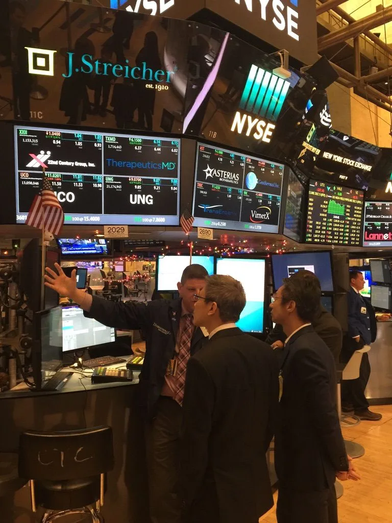 Recursos Corporativos team on the NYSE trading floor
